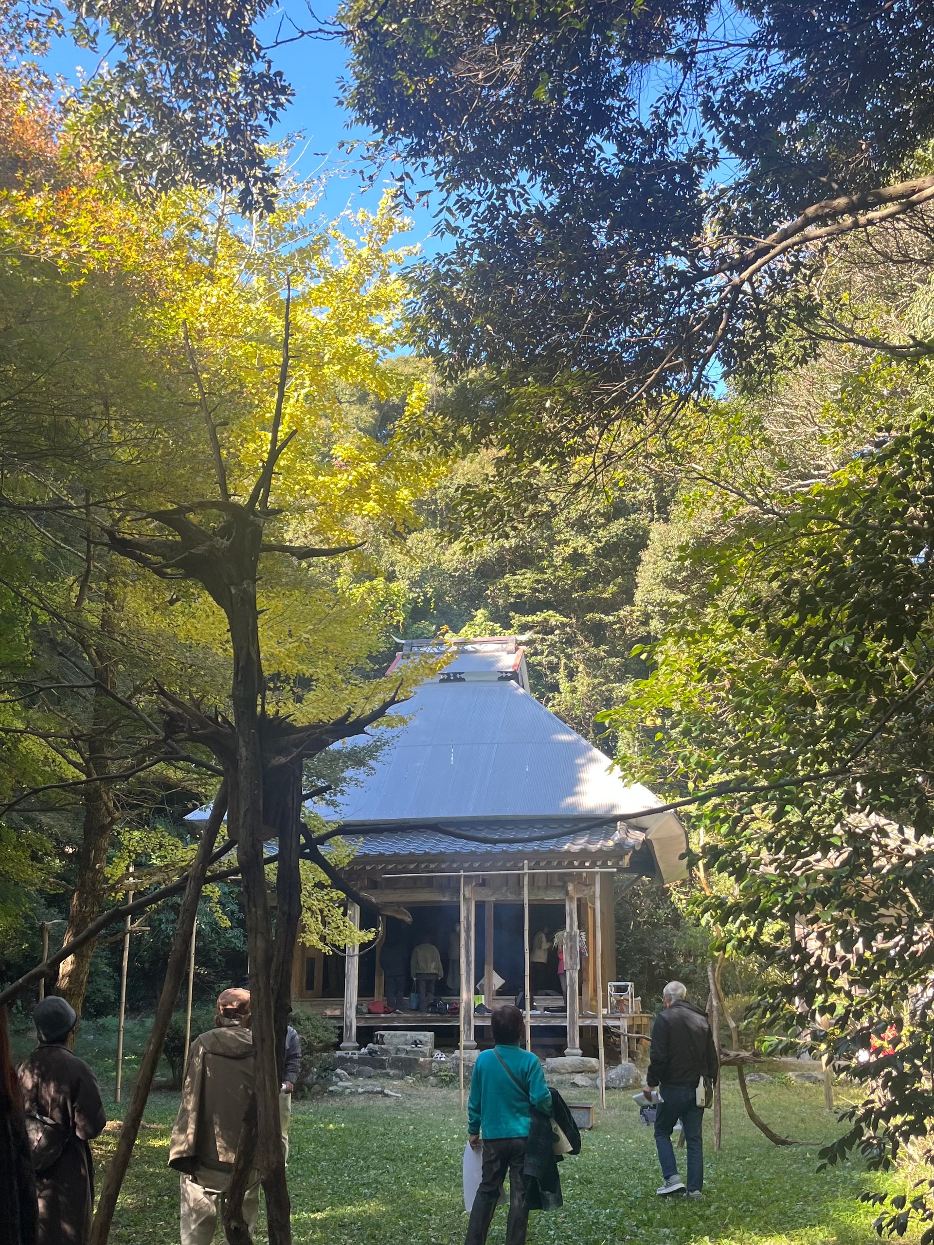 紅葉のなかの御堂